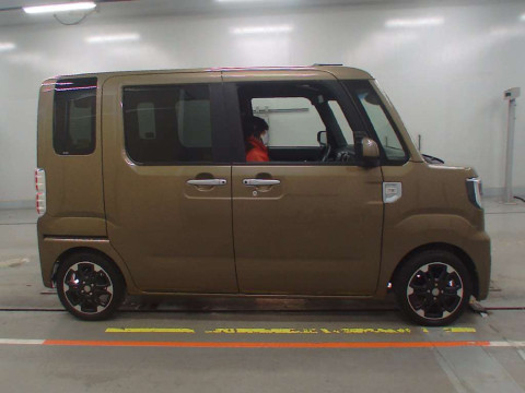 2017 Daihatsu Wake LA700S[2]