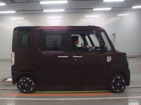 2020 Daihatsu Wake LA700S[2]