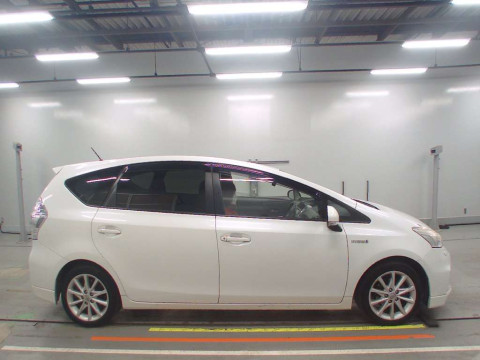 2012 Toyota Prius alpha ZVW41W[2]