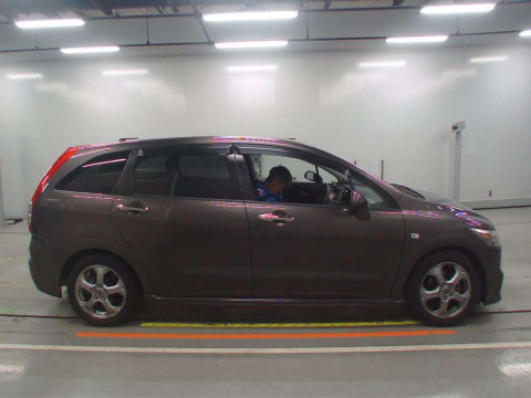 2006 Honda Stream RN8[1]