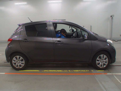 2011 Toyota Vitz NSP130[2]