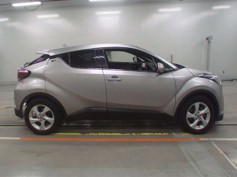 2017 Toyota C-HR NGX50[2]