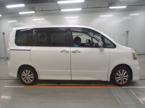 2012 Toyota Noah ZRR70W[2]