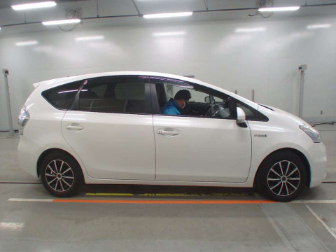 2013 Toyota Prius alpha ZVW41W[1]