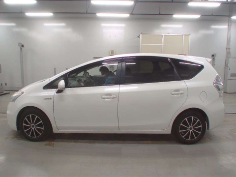 2013 Toyota Prius alpha ZVW41W[2]