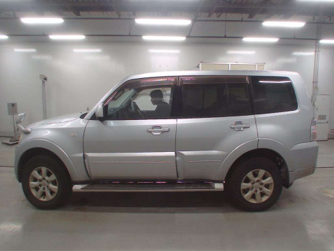 2011 Mitsubishi Pajero V98W[2]