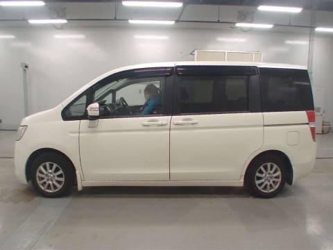 2010 Honda Step WGN RK1[2]