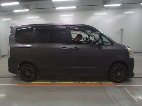 2008 Toyota Noah ZRR70W[1]