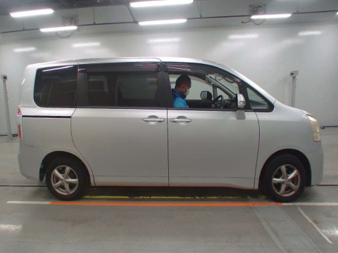 2008 Toyota Noah ZRR70G[1]