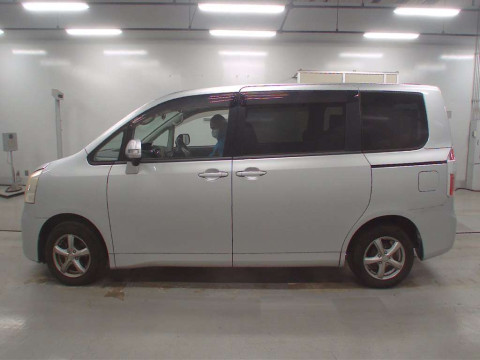 2008 Toyota Noah ZRR70G[2]