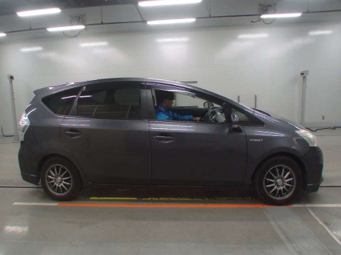 2012 Toyota Prius alpha ZVW41W[1]