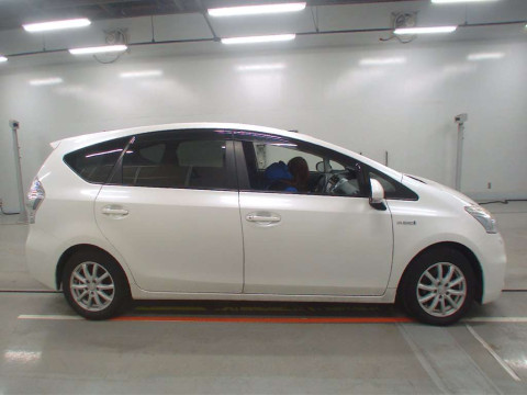 2014 Toyota Prius alpha ZVW41W[1]