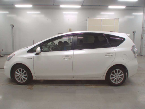 2014 Toyota Prius alpha ZVW41W[2]