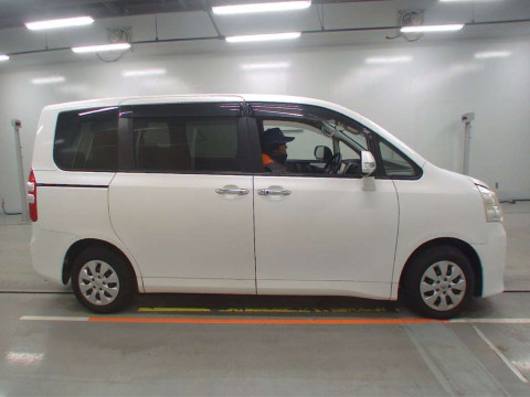 2012 Toyota Noah ZRR70G[1]