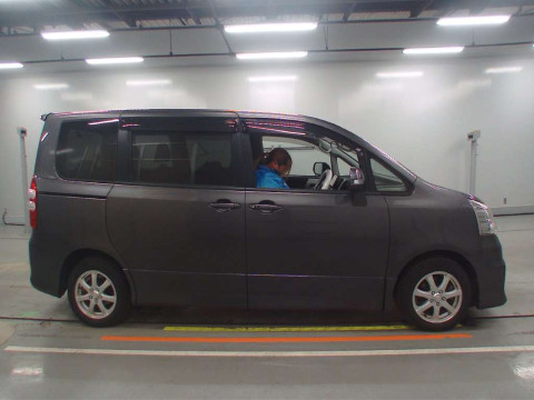 2013 Toyota Noah ZRR75W[1]