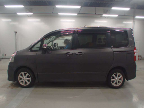 2013 Toyota Noah ZRR75W[2]