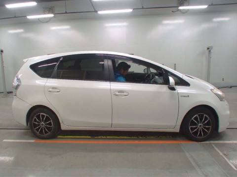 2012 Toyota Prius alpha ZVW41W[1]