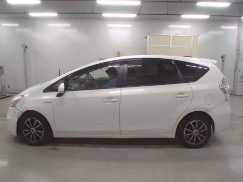 2012 Toyota Prius alpha ZVW41W[2]