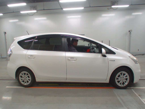 2012 Toyota Prius alpha ZVW41W[1]