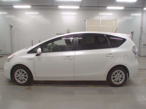 2012 Toyota Prius alpha ZVW41W[2]