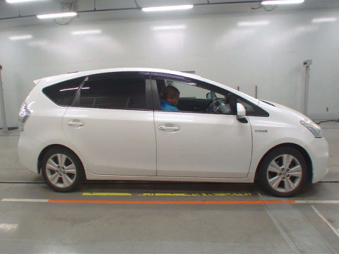 2013 Toyota Prius alpha ZVW40W[1]