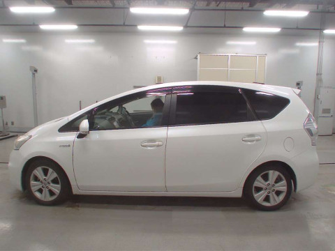 2013 Toyota Prius alpha ZVW40W[2]