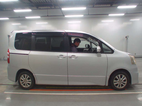 2010 Toyota Noah ZRR70W[1]