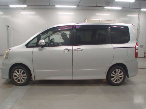 2010 Toyota Noah ZRR70W[2]