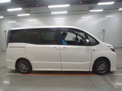 2018 Toyota Noah ZRR80W[1]