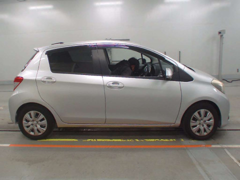 2011 Toyota Vitz NSP130[2]