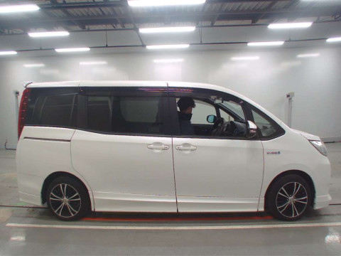 2016 Toyota Noah ZWR80G[1]