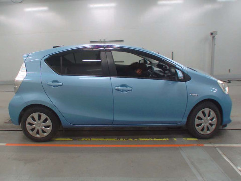 2014 Toyota Aqua NHP10[2]