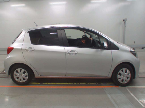 2015 Toyota Vitz NSP130[2]