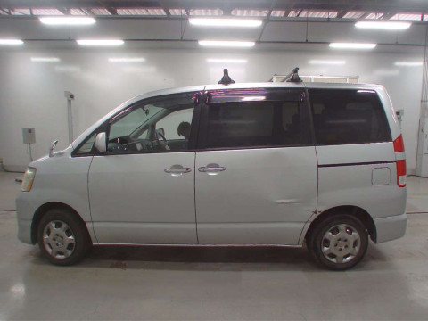 2005 Toyota Noah AZR60G[2]