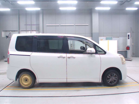 2010 Toyota Noah ZRR70G[2]