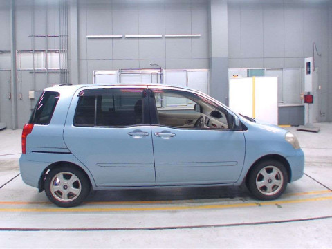 2004 Toyota Raum NCZ20[2]