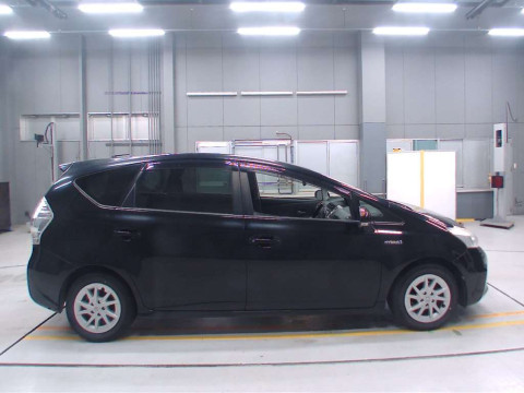 2012 Toyota Prius alpha ZVW40W[2]