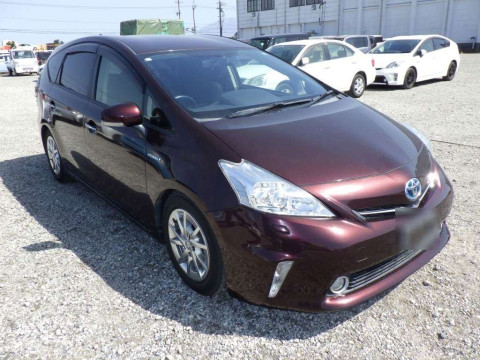 2014 Toyota Prius alpha ZVW41W[2]