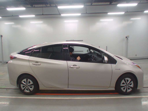 2016 Toyota Prius ZVW51[1]