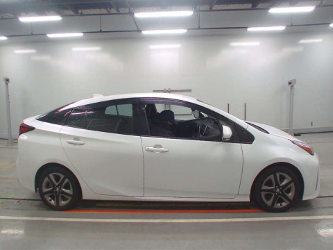 2020 Toyota Prius ZVW51[1]