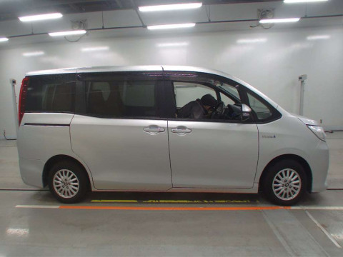 2014 Toyota Noah ZWR80G[1]