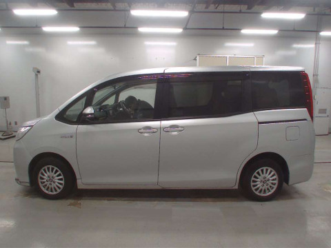 2014 Toyota Noah ZWR80G[2]