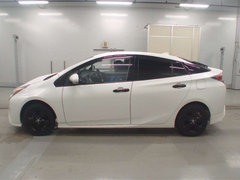 2016 Toyota Prius ZVW55[2]