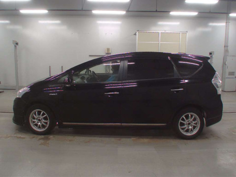 2014 Toyota Prius alpha ZVW40W[2]