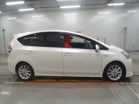 2016 Toyota Prius alpha ZVW41W[1]