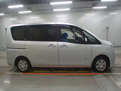 2015 Nissan Serena HC26[1]