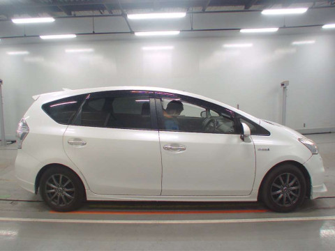 2014 Toyota Prius alpha ZVW40W[1]