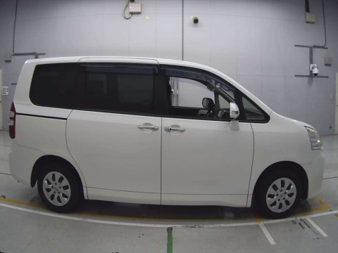 2012 Toyota Noah ZRR70G[1]