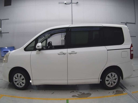 2012 Toyota Noah ZRR70G[2]