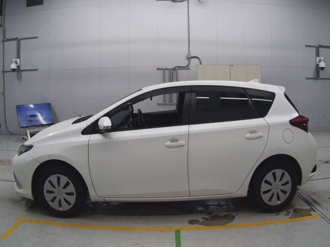 2016 Toyota Auris NZE181H[1]